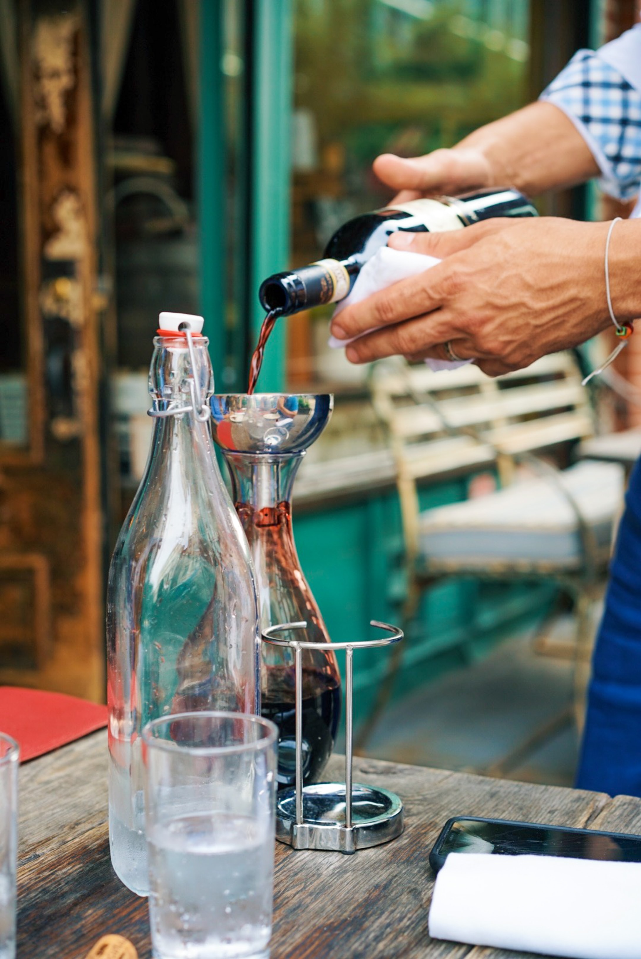 À faire et à ne pas faire : la bouteille de vin vide dans le seau